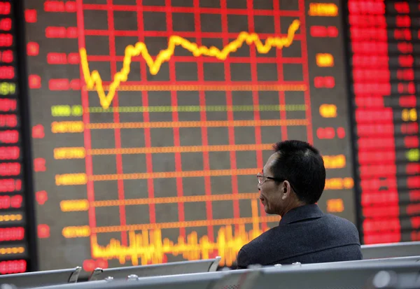 中国の投資家は 2014 日東中国安徽省淮北市証券家で株価指数 — ストック写真