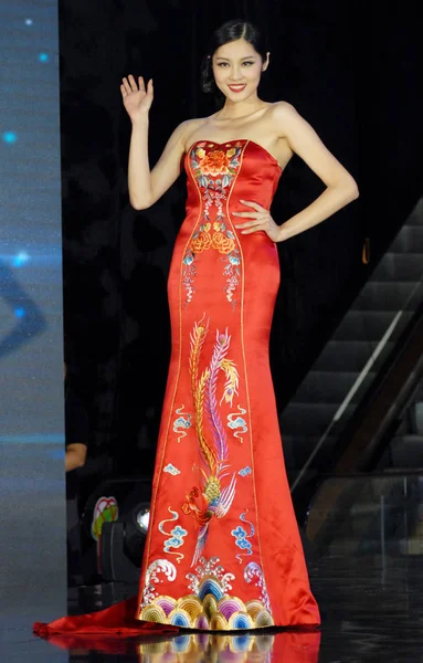 2013 日中国南広西チワン族自治区南寧市で 回のアジア スーパー モデル コンテスト 2013 の最終段階で視聴者にレイ中国酒販 — ストック写真