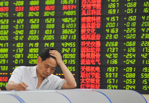 Zainteresowanych Chińskich Inwestorów Patrzy Ceny Akcji Czerwony Dla Cena Rośnie — Zdjęcie stockowe