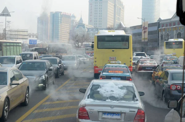 Rauch Aus Autos Auf Der Straße Bei Starkem Smog Der — Stockfoto