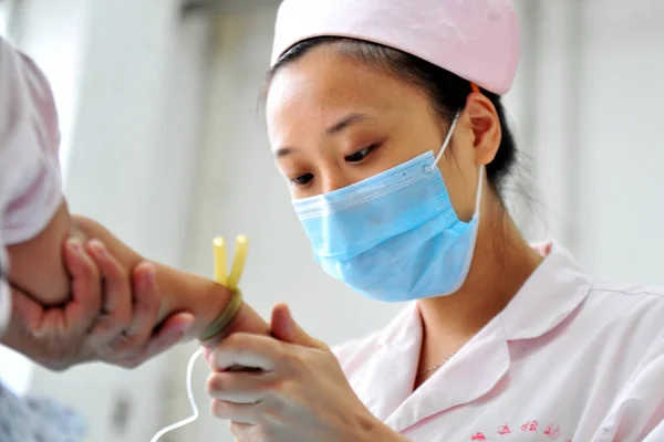 Una Enfermera China Con Máscara Facial Quirúrgica Inyecta Niño Hospital — Foto de Stock