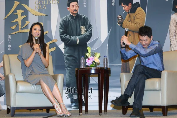 Kinesisk Skådespelerska Tang Wei Vänster Talar Bredvid Skådespelare Feng Shaofeng — Stockfoto