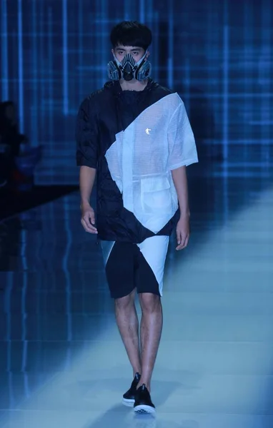 Modelo Exibe Uma Nova Criação Designer Peng Desfile Moda Qiaodan — Fotografia de Stock