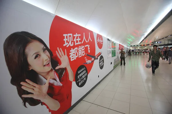 2012年9月17日 行人走过中国北京亚洲航空的广告 — 图库照片