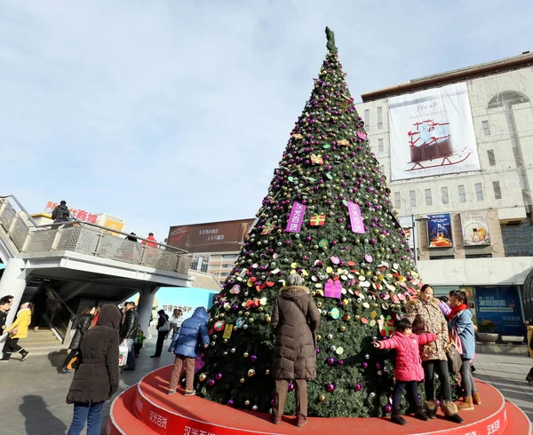 Menschen Posieren Für Fotos Vor Einem Weihnachtsbaum Vor Einem Einkaufszentrum — Stockfoto