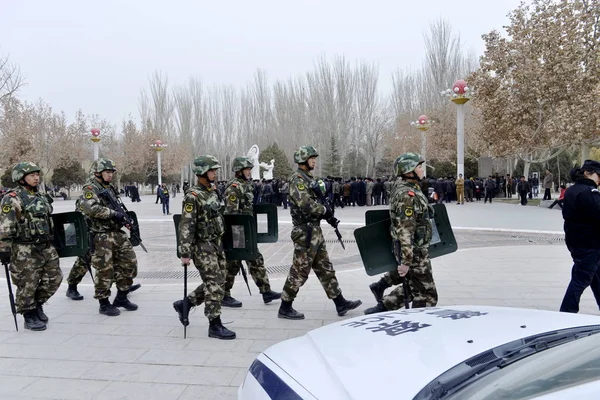 Armed Chinese Paramilitary Policemen Patrol Park Kashgar Northwest Chinas Xinjiang — Stock Photo, Image