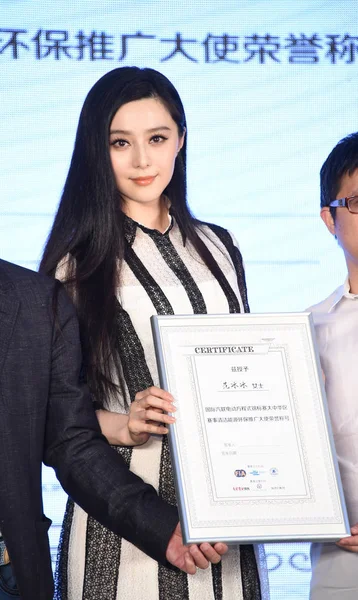 Китайська Актриса Бінбін Вентилятор Позує Сертифікат Після Призначення Послом Навколишнього — стокове фото