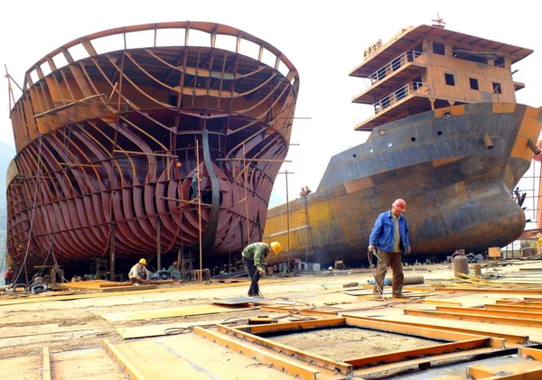 Chinesische Arbeiter Bauen Schiffe Auf Einer Werft Der Stadt Yichang — Stockfoto