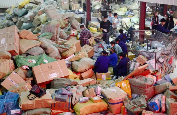 Les Travailleurs Chinois Trient Des Colis Dont Plupart Proviennent Boutiques — Photo