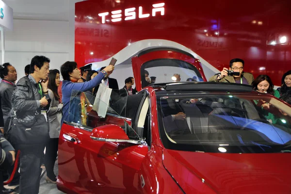 Посетители Посмотрят Электромобиль Tesla Model Время Международной Технологической Ярмарки Шанхае — стоковое фото