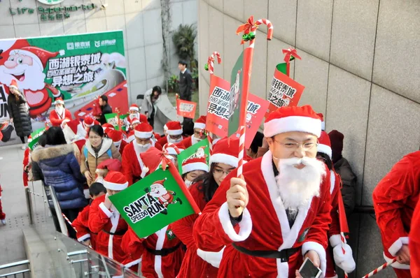 Corredores Chineses Vestidos Com Bandeiras Ondas Trajes Papai Noel Durante — Fotografia de Stock