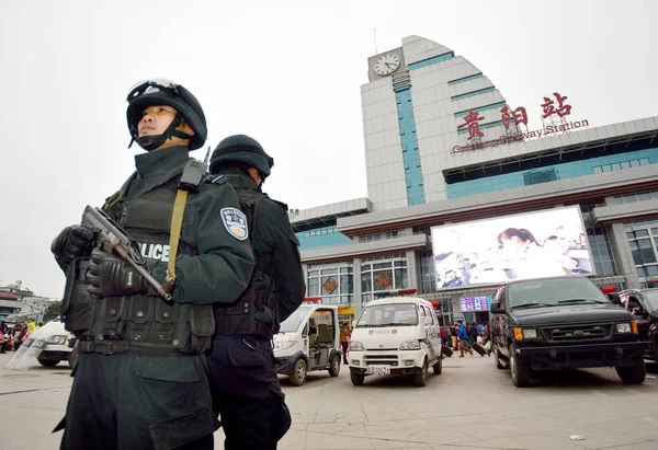 Ένοπλοι Κινέζοι Αστυνομικοί Φρουρούν Τον Σιδηροδρομικό Σταθμό Γκουιγιάνγκ Στην Πόλη — Φωτογραφία Αρχείου