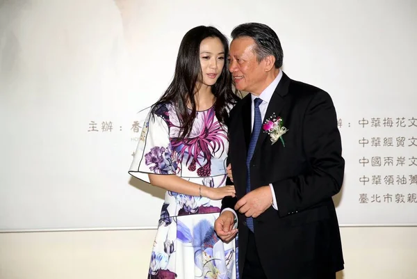 Chinese Actress Tang Wei Left Speaks Her Father Tang Yuming — Stock Photo, Image