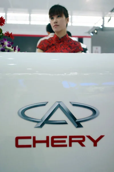 Employé Chinois Regarde Stand Chery Lors China International Industry Fair — Photo