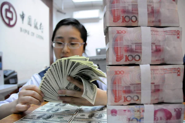 Китайський Чиновник Розраховує Юанів Єни Нас Доларових Купюр Відділенні Банку — стокове фото