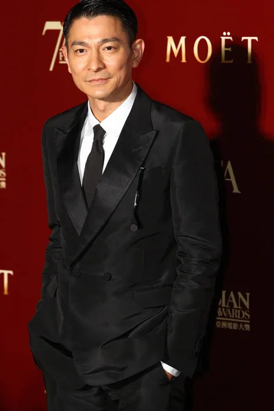 香港歌手兼演员刘德华抵达香港举行的第37届香港国际电影节上 在红毯上摆姿势 — 图库照片