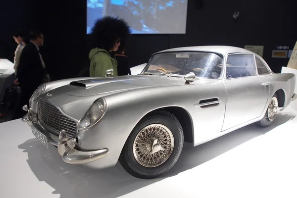 Besökare Går Förbi Modell Aston Martin Bil James Bond Utställningen — Stockfoto