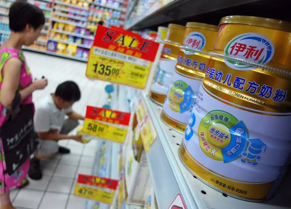 Банки Yili Золото Молодих Дітей Формула Продається Супермаркеті Місті Ічан — стокове фото