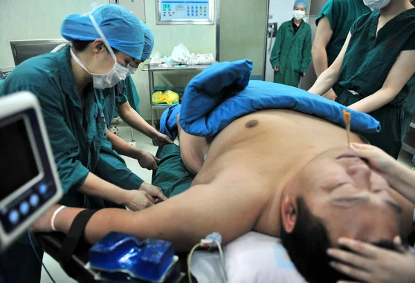 Kinesiska Läkare Förbereda Att Verka Wen Bishan Fetaste Mannen Guangxi — Stockfoto