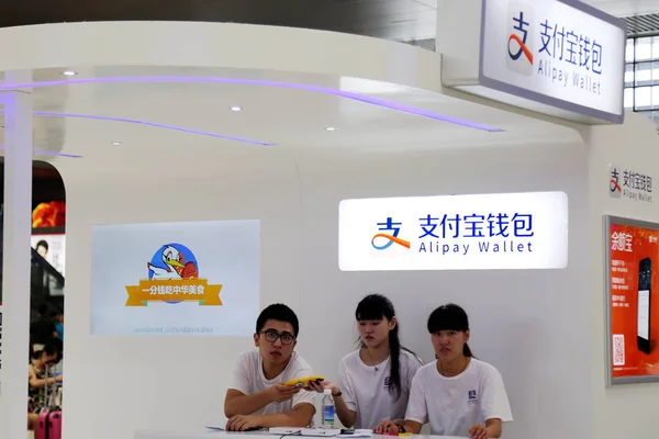 Los Empleados Son Vistos Stand Alipay Wallet Servicios Pago Móvil —  Fotos de Stock