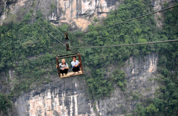 Aldeanos Chinos Locales Montan Una Jaula Hierro Instalada Conjunto Cables — Foto de Stock