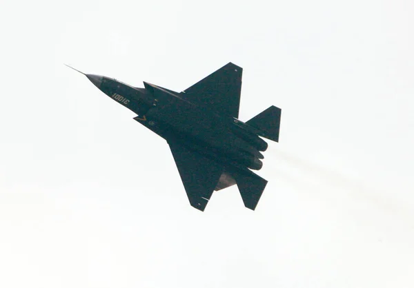 Een Chinese Stealth Fighter Jet Presteert Tijdens Een Demonstratie Vlucht — Stockfoto