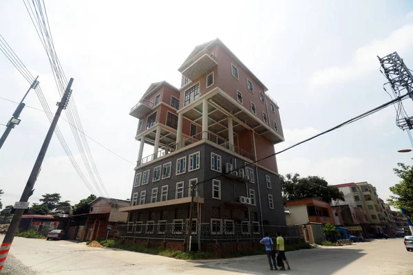 Yayalar Dongguan Katlı Bir Binanın Üzerine Beton Sütunlar Bir Düzine — Stok fotoğraf