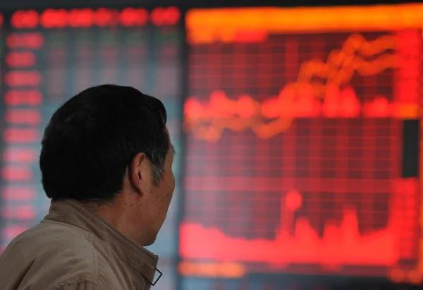 中国の投資家は 2014 東中国安徽省阜陽市で証券家で株価指数 — ストック写真