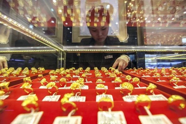 Kinesiska Kontorist Justerar Guldringar Smyckesbutik Lianyungang City Östra Kina Jiangsuprovinsen — Stockfoto