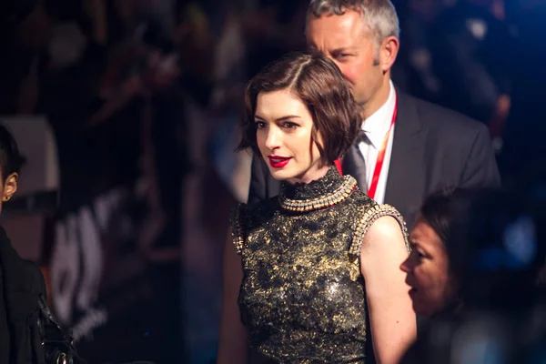 Actrice Américaine Anne Hathaway Marche Sur Tapis Rouge Alors Elle — Photo