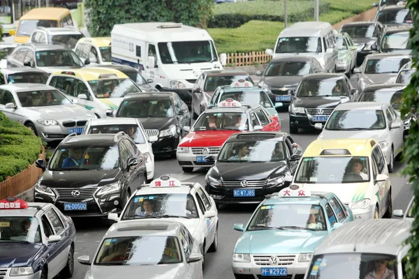 Masas Vehículos Mueven Lentamente Atasco Tráfico Una Carretera Shanghai China — Foto de Stock