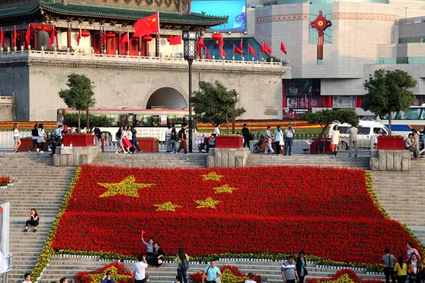 Drapeau National Chinois Géant Composé Fleurs Est Exposé Devant Tour — Photo