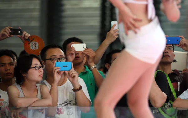 Visitantes Tirar Fotos Sexy Showgirls Durante 11Th China Digital Entertainment — Fotografia de Stock