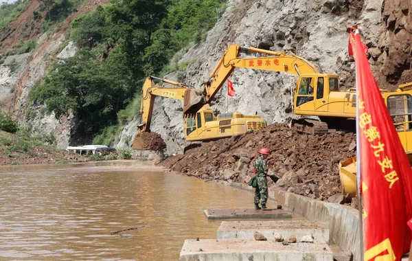 Gli Escavatori Scavano Affrontare Lago Barriera Causato Dal Terremoto Magnitudo — Foto Stock