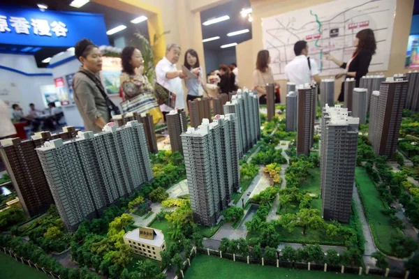 2012年9月20日 在中国北京举行的房地产博览会上 中国购房者关注一个住宅项目的模型 — 图库照片