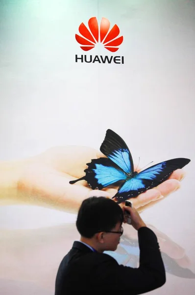 Besökare Går Förbi Annons Huawei Utställning Nanjing East Chinas Jiangsu — Stockfoto