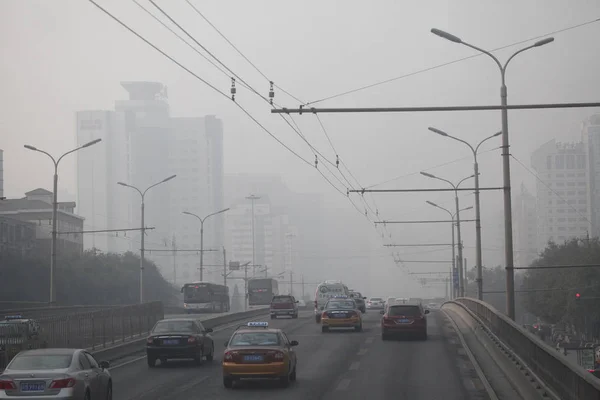 Veicoli Viaggiano Una Strada Smog Pesante Pechino Cina Novembre 2014 — Foto Stock