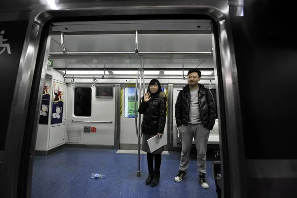Una Pareja China Aborda Último Tren Subterráneo Antes Que Las —  Fotos de Stock