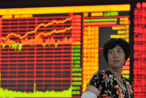 Китайский Инвестор Изображен Перед Экраном Показывающим Фондовый Индекс Брокерской Компании — стоковое фото