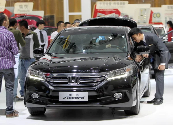 Látogatók Próbálja Honda Accord Kijelzőn Során Kínában Guangzhou Nemzetközi Automobil — Stock Fotó