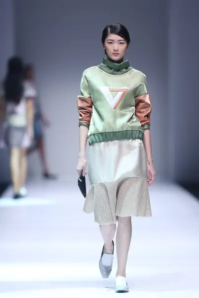 モデルは 2014 上海に上海ロンドンファッションウィークの春 2015 Highstreet ファッションショーで新しい創造を表示します — ストック写真