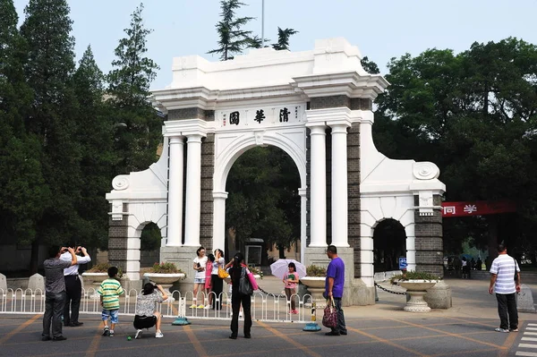 Menschen Fotografieren Das Symbolische Zweite Tor Der Tsinghua Universität Peking — Stockfoto