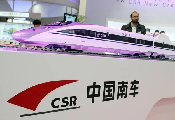 Utländsk Besökare Tittar Ett Modell Tåg Csr China South Locomotive — Stockfoto