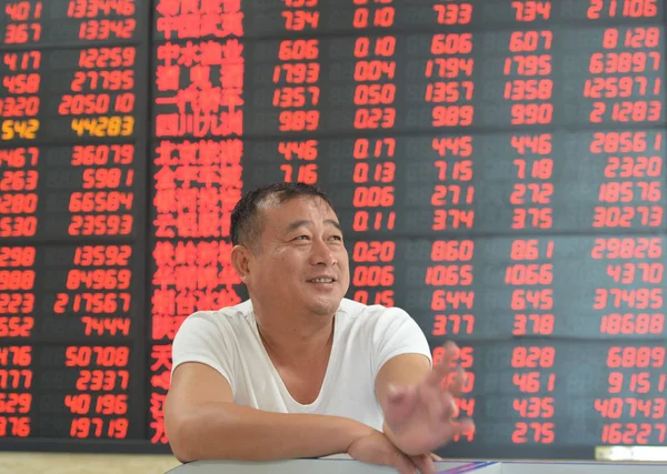Китайський Інвестора Дивиться Цін Акцій Червоний Підйому Ціна Запас Брокерські — стокове фото