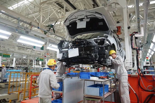 Trabajadores Chinos Montan Coche Línea Montaje Planta Automóviles Dongfeng Nissan —  Fotos de Stock