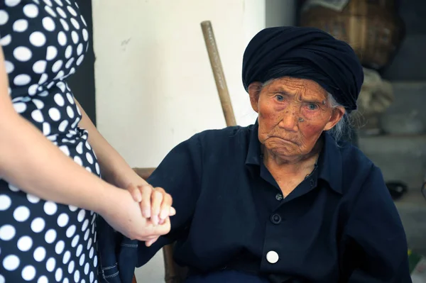 2013년 쓰촨성 샹리우 그녀의 116세가 세계에서 오래된 사람이 태세를 갖추게 — 스톡 사진