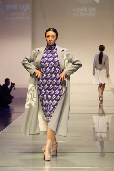 Modell Visar Skapelse Modevisning För Beijing Institute Fashion Technology Beijing — Stockfoto
