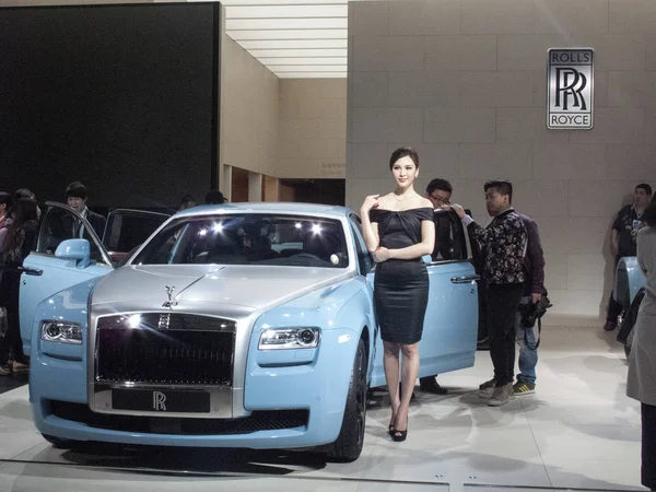 2013年4月20日 在中国上海举行的第15届上海国际汽车工业展览会上 一位模特与劳斯莱斯豪华轿车合影 — 图库照片