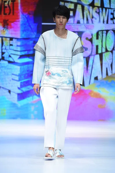 モデルは 中国ロンドンファッションウィークの春 2015 2014 Jeanswest ファッション賞のファッションショーで新しい創造を表示します — ストック写真