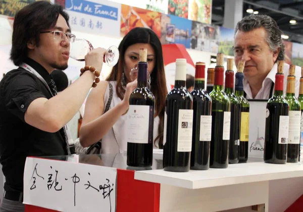 Çin Ziyaretçileri Pekin Bir Expo Sırasında Şarap Şişeleri Bakmak Çin — Stok fotoğraf